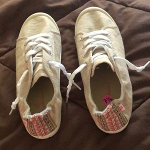 Tommy Bahama tan canvas sneakers size 7.5. Preowned good condition.